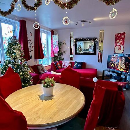 London 2 Bed 2 Bath Apartment Holiday Home - Free Parking - 3Min Walk To The Train Station - 19Min To London Liverpool Street 5Min To Victoria Line 1Gb Broadband Super Fast Internet Ground Floor 100S Of Shops Restaurants Bakeries 24-Hour Asda Superst 외부 사진