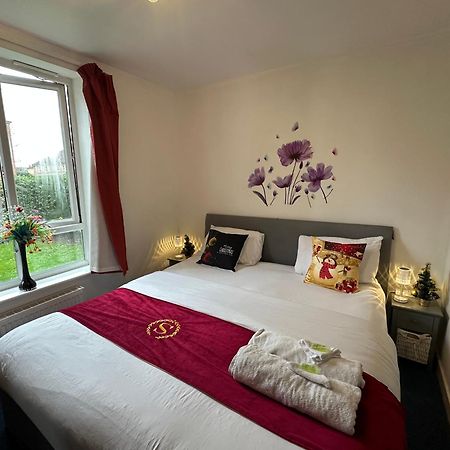 London 2 Bed 2 Bath Apartment Holiday Home - Free Parking - 3Min Walk To The Train Station - 19Min To London Liverpool Street 5Min To Victoria Line 1Gb Broadband Super Fast Internet Ground Floor 100S Of Shops Restaurants Bakeries 24-Hour Asda Superst 외부 사진