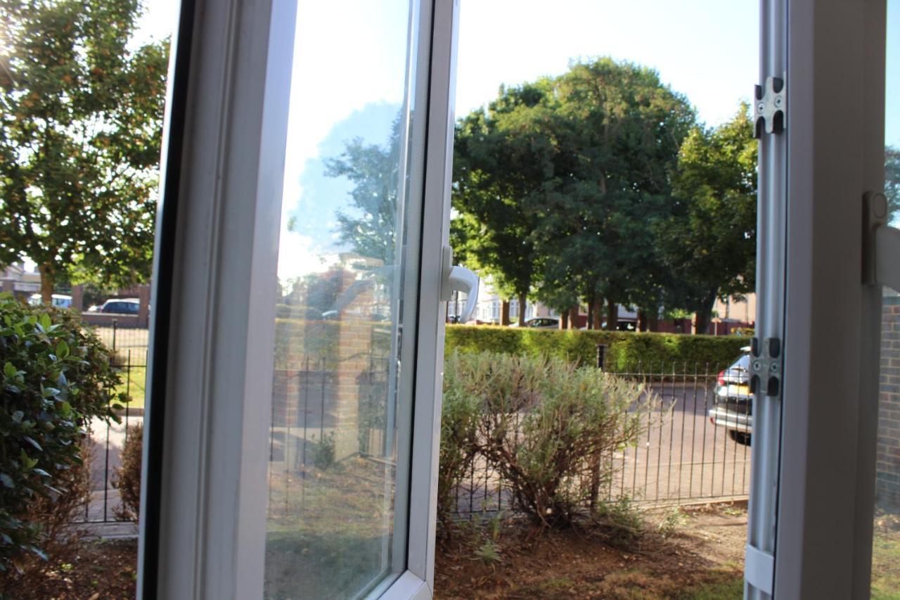 London 2 Bed 2 Bath Apartment Holiday Home - Free Parking - 3Min Walk To The Train Station - 19Min To London Liverpool Street 5Min To Victoria Line 1Gb Broadband Super Fast Internet Ground Floor 100S Of Shops Restaurants Bakeries 24-Hour Asda Superst 외부 사진