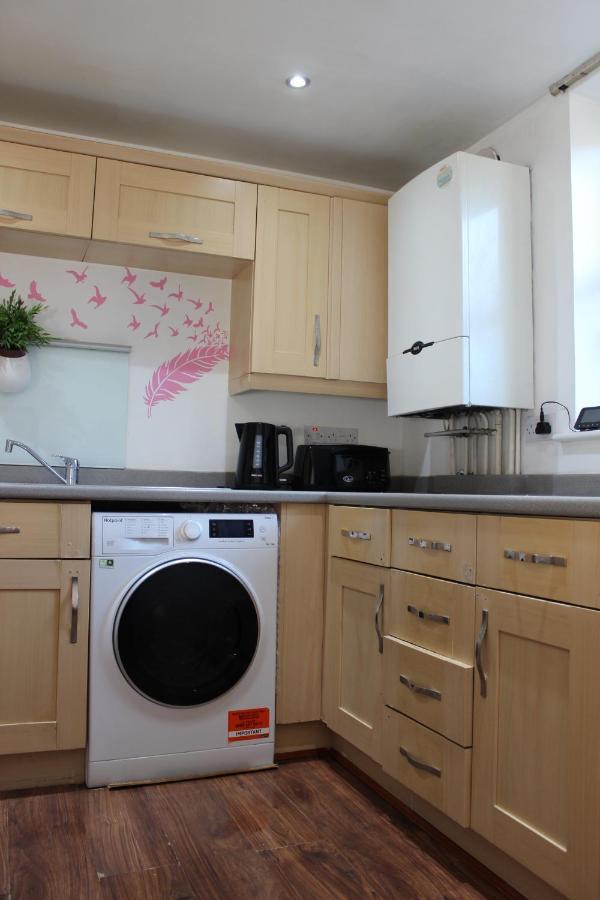 London 2 Bed 2 Bath Apartment Holiday Home - Free Parking - 3Min Walk To The Train Station - 19Min To London Liverpool Street 5Min To Victoria Line 1Gb Broadband Super Fast Internet Ground Floor 100S Of Shops Restaurants Bakeries 24-Hour Asda Superst 외부 사진