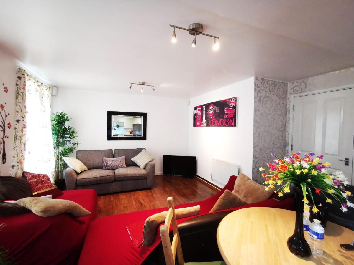 London 2 Bed 2 Bath Apartment Holiday Home - Free Parking - 3Min Walk To The Train Station - 19Min To London Liverpool Street 5Min To Victoria Line 1Gb Broadband Super Fast Internet Ground Floor 100S Of Shops Restaurants Bakeries 24-Hour Asda Superst 외부 사진
