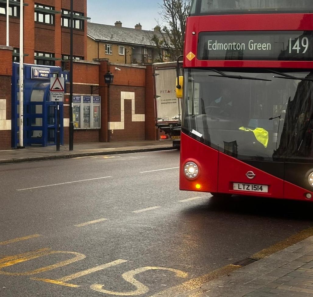 London 2 Bed 2 Bath Apartment Holiday Home - Free Parking - 3Min Walk To The Train Station - 19Min To London Liverpool Street 5Min To Victoria Line 1Gb Broadband Super Fast Internet Ground Floor 100S Of Shops Restaurants Bakeries 24-Hour Asda Superst 외부 사진