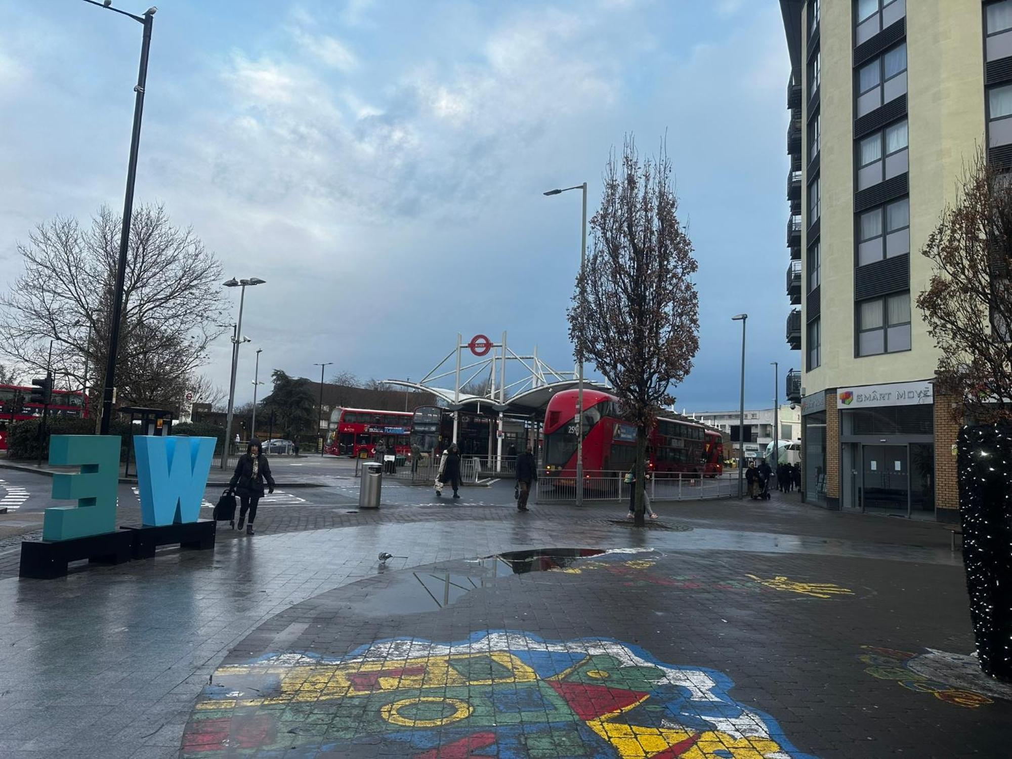 London 2 Bed 2 Bath Apartment Holiday Home - Free Parking - 3Min Walk To The Train Station - 19Min To London Liverpool Street 5Min To Victoria Line 1Gb Broadband Super Fast Internet Ground Floor 100S Of Shops Restaurants Bakeries 24-Hour Asda Superst 외부 사진