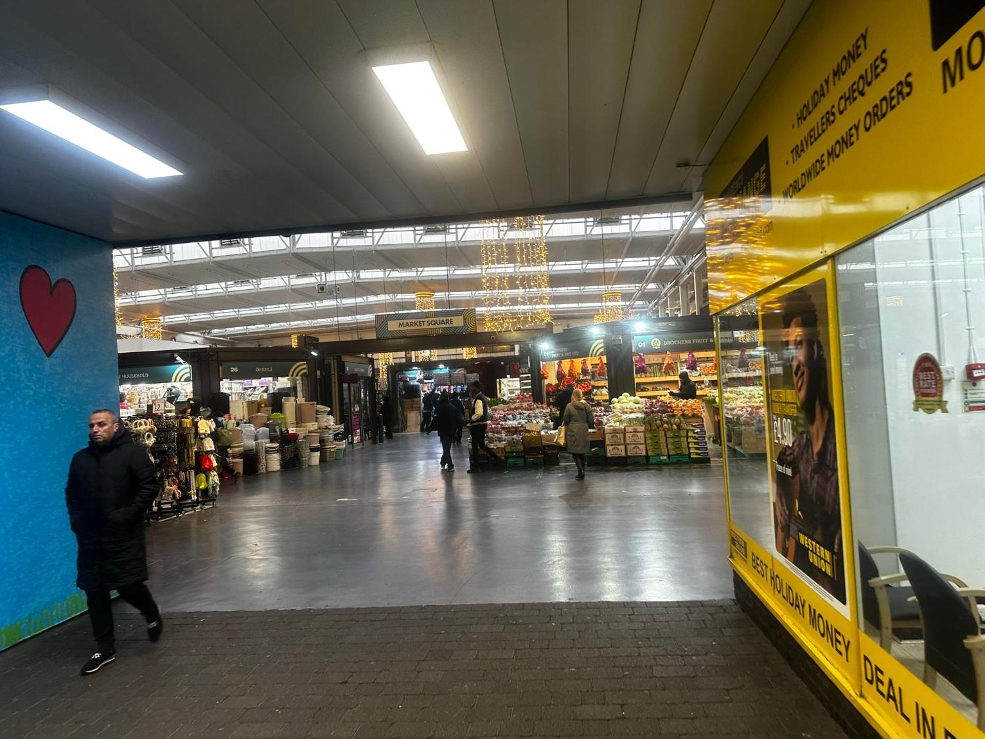 London 2 Bed 2 Bath Apartment Holiday Home - Free Parking - 3Min Walk To The Train Station - 19Min To London Liverpool Street 5Min To Victoria Line 1Gb Broadband Super Fast Internet Ground Floor 100S Of Shops Restaurants Bakeries 24-Hour Asda Superst 외부 사진