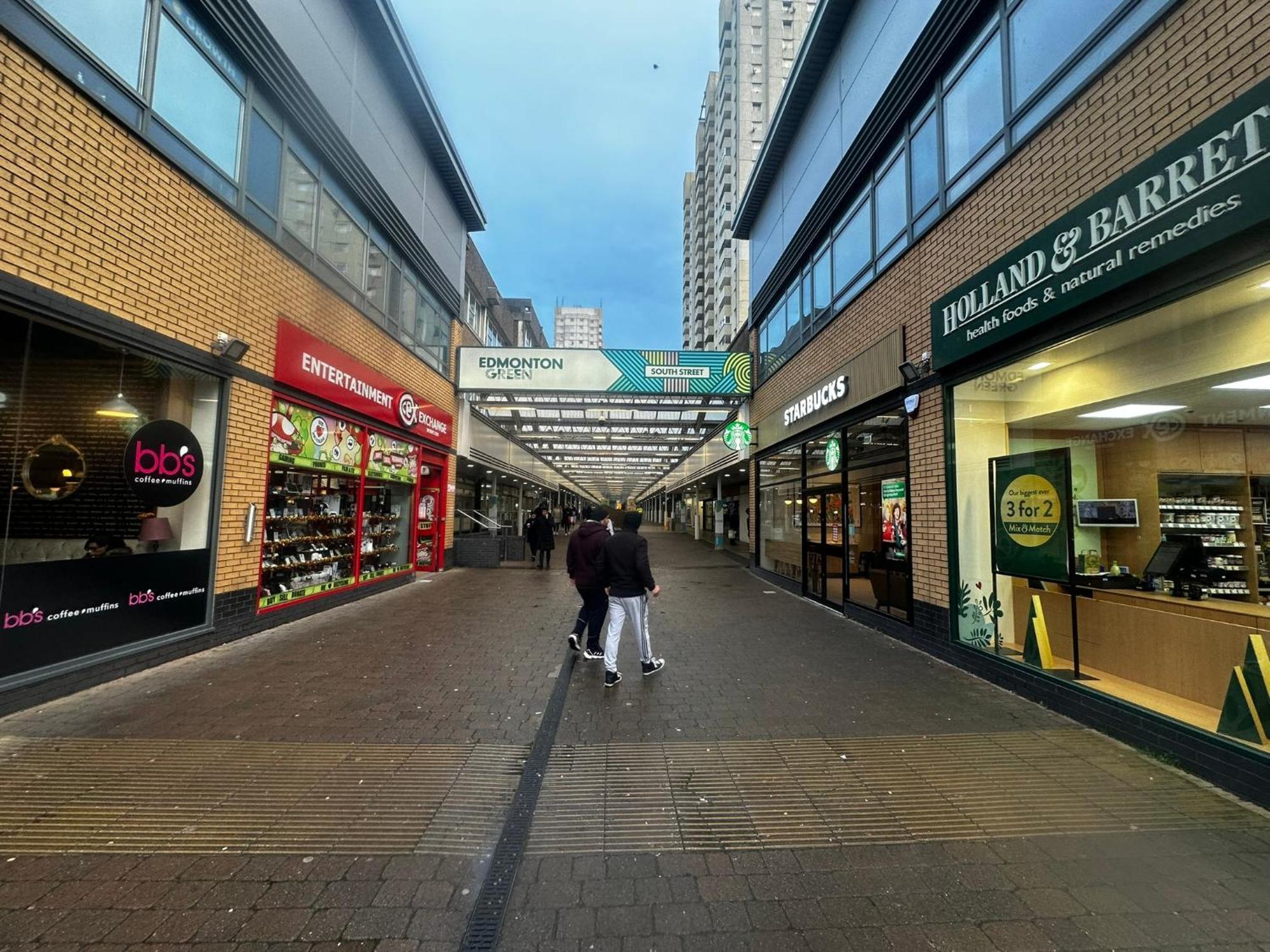 London 2 Bed 2 Bath Apartment Holiday Home - Free Parking - 3Min Walk To The Train Station - 19Min To London Liverpool Street 5Min To Victoria Line 1Gb Broadband Super Fast Internet Ground Floor 100S Of Shops Restaurants Bakeries 24-Hour Asda Superst 외부 사진