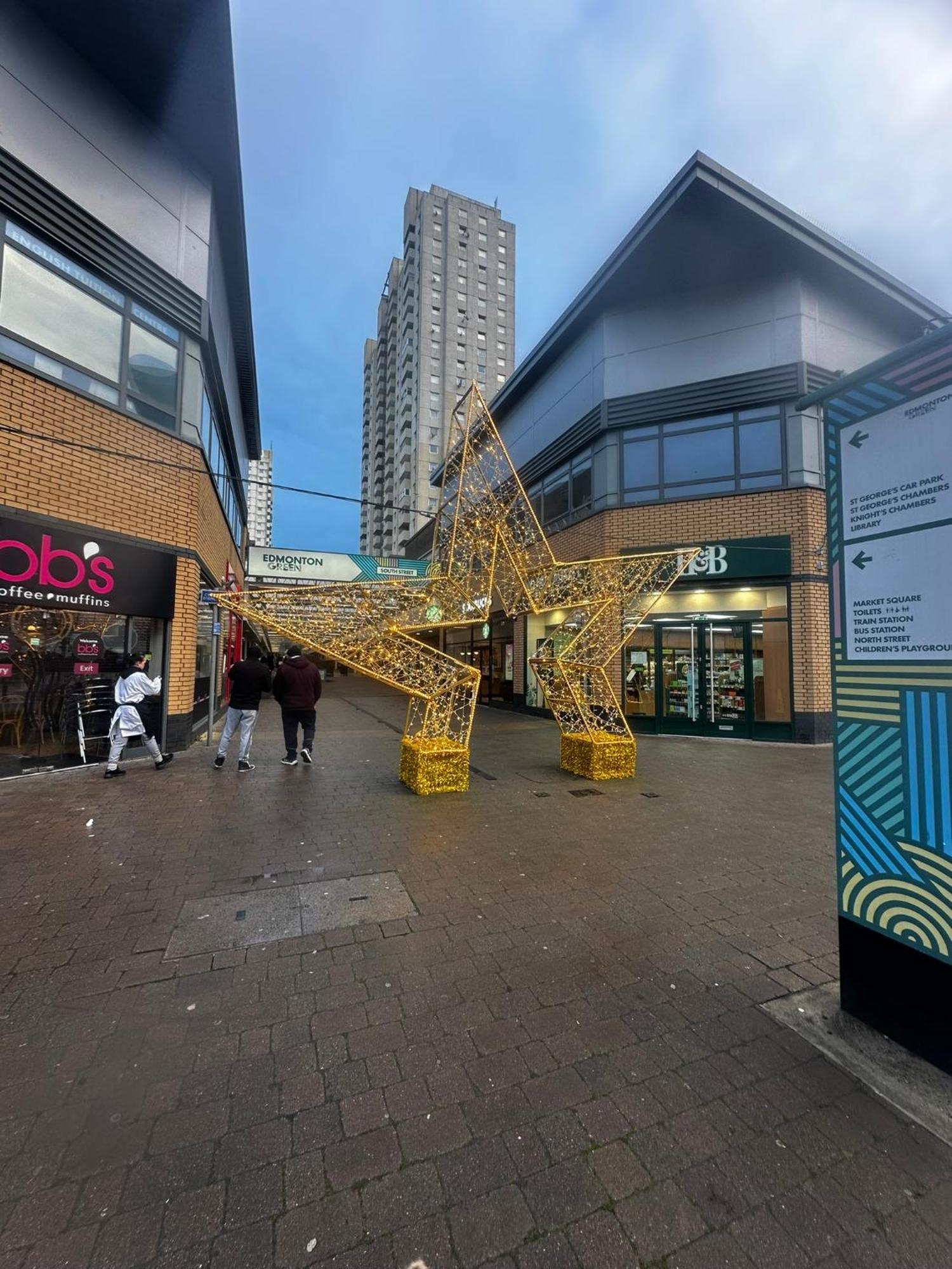 London 2 Bed 2 Bath Apartment Holiday Home - Free Parking - 3Min Walk To The Train Station - 19Min To London Liverpool Street 5Min To Victoria Line 1Gb Broadband Super Fast Internet Ground Floor 100S Of Shops Restaurants Bakeries 24-Hour Asda Superst 외부 사진