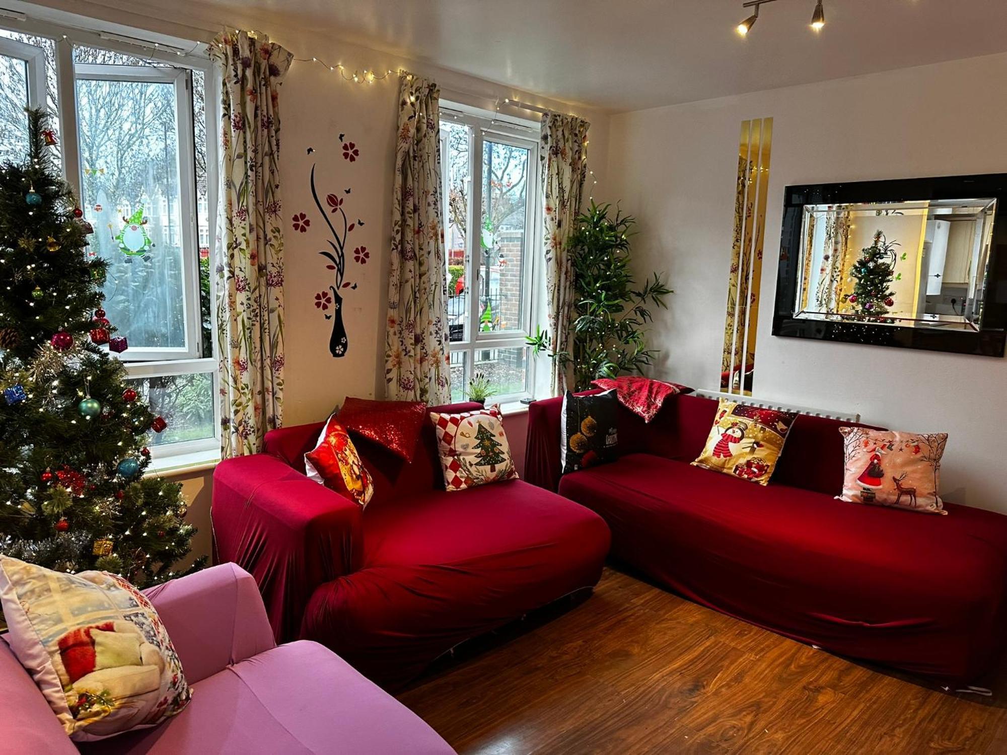 London 2 Bed 2 Bath Apartment Holiday Home - Free Parking - 3Min Walk To The Train Station - 19Min To London Liverpool Street 5Min To Victoria Line 1Gb Broadband Super Fast Internet Ground Floor 100S Of Shops Restaurants Bakeries 24-Hour Asda Superst 외부 사진