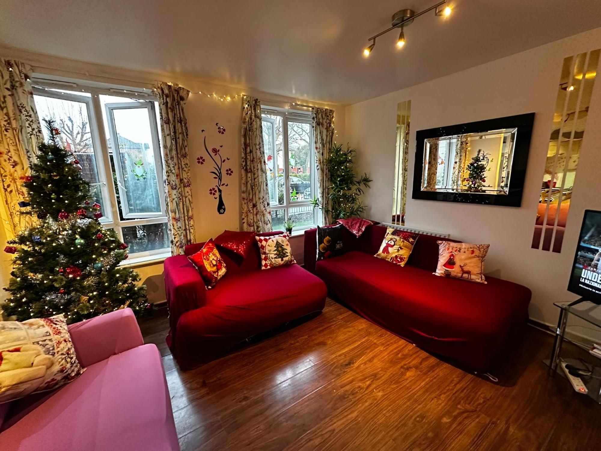 London 2 Bed 2 Bath Apartment Holiday Home - Free Parking - 3Min Walk To The Train Station - 19Min To London Liverpool Street 5Min To Victoria Line 1Gb Broadband Super Fast Internet Ground Floor 100S Of Shops Restaurants Bakeries 24-Hour Asda Superst 외부 사진