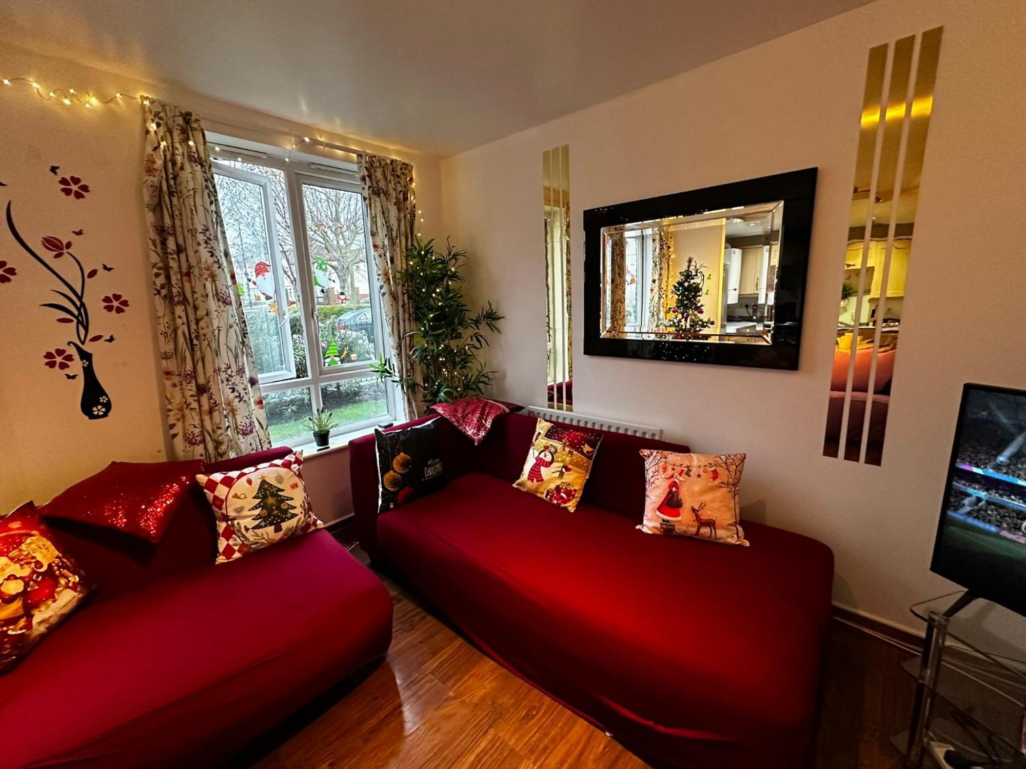 London 2 Bed 2 Bath Apartment Holiday Home - Free Parking - 3Min Walk To The Train Station - 19Min To London Liverpool Street 5Min To Victoria Line 1Gb Broadband Super Fast Internet Ground Floor 100S Of Shops Restaurants Bakeries 24-Hour Asda Superst 외부 사진