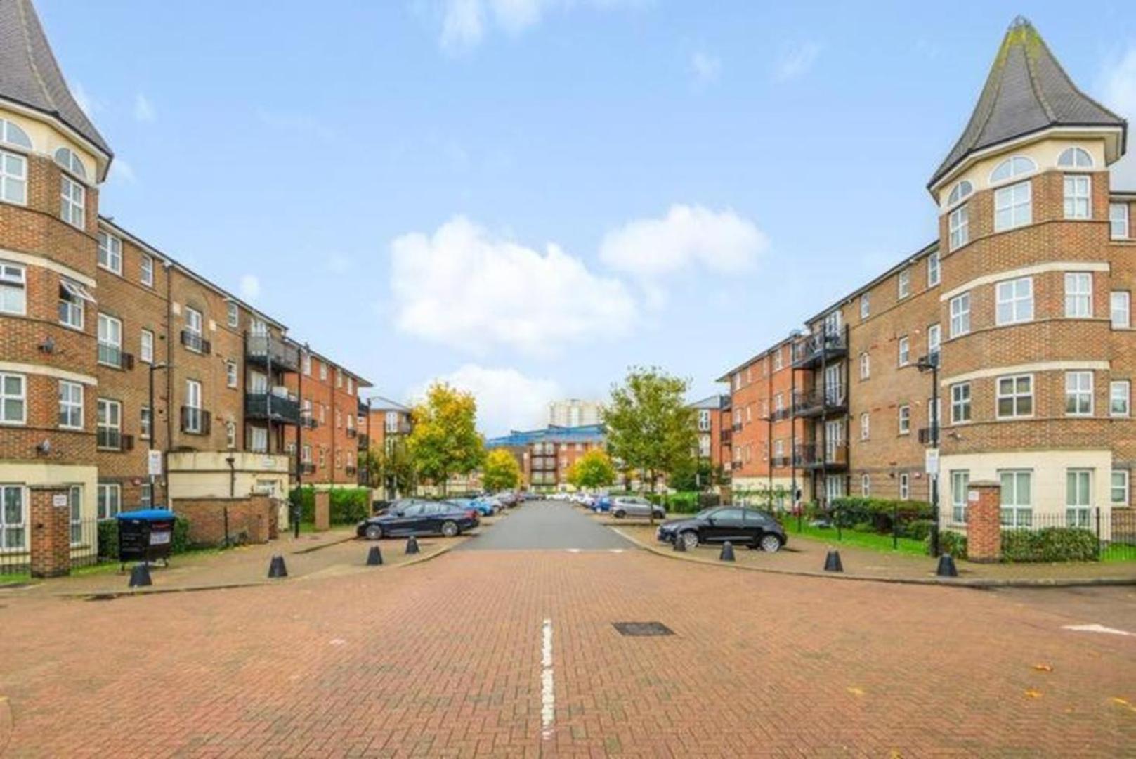 London 2 Bed 2 Bath Apartment Holiday Home - Free Parking - 3Min Walk To The Train Station - 19Min To London Liverpool Street 5Min To Victoria Line 1Gb Broadband Super Fast Internet Ground Floor 100S Of Shops Restaurants Bakeries 24-Hour Asda Superst 외부 사진