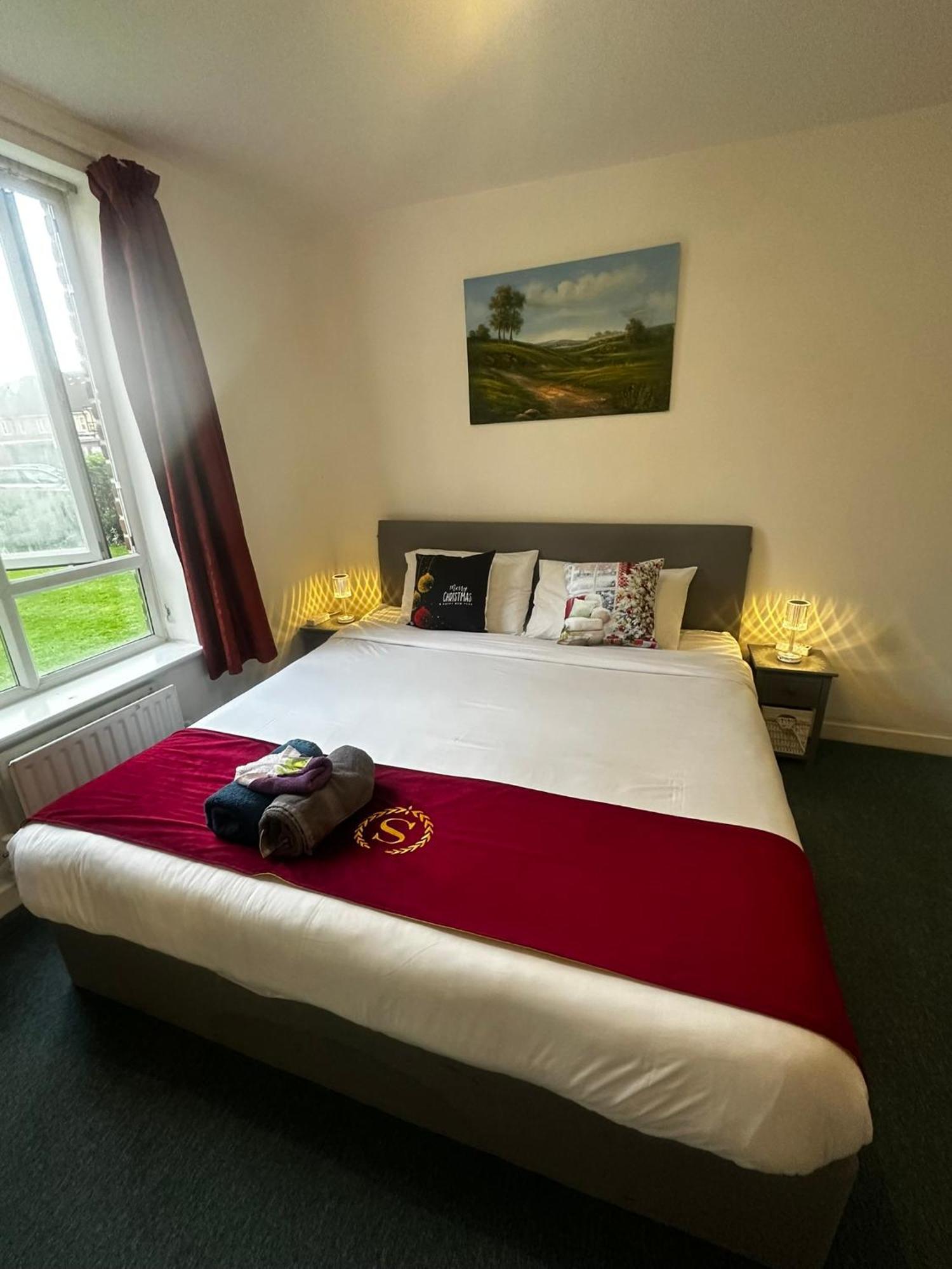 London 2 Bed 2 Bath Apartment Holiday Home - Free Parking - 3Min Walk To The Train Station - 19Min To London Liverpool Street 5Min To Victoria Line 1Gb Broadband Super Fast Internet Ground Floor 100S Of Shops Restaurants Bakeries 24-Hour Asda Superst 외부 사진