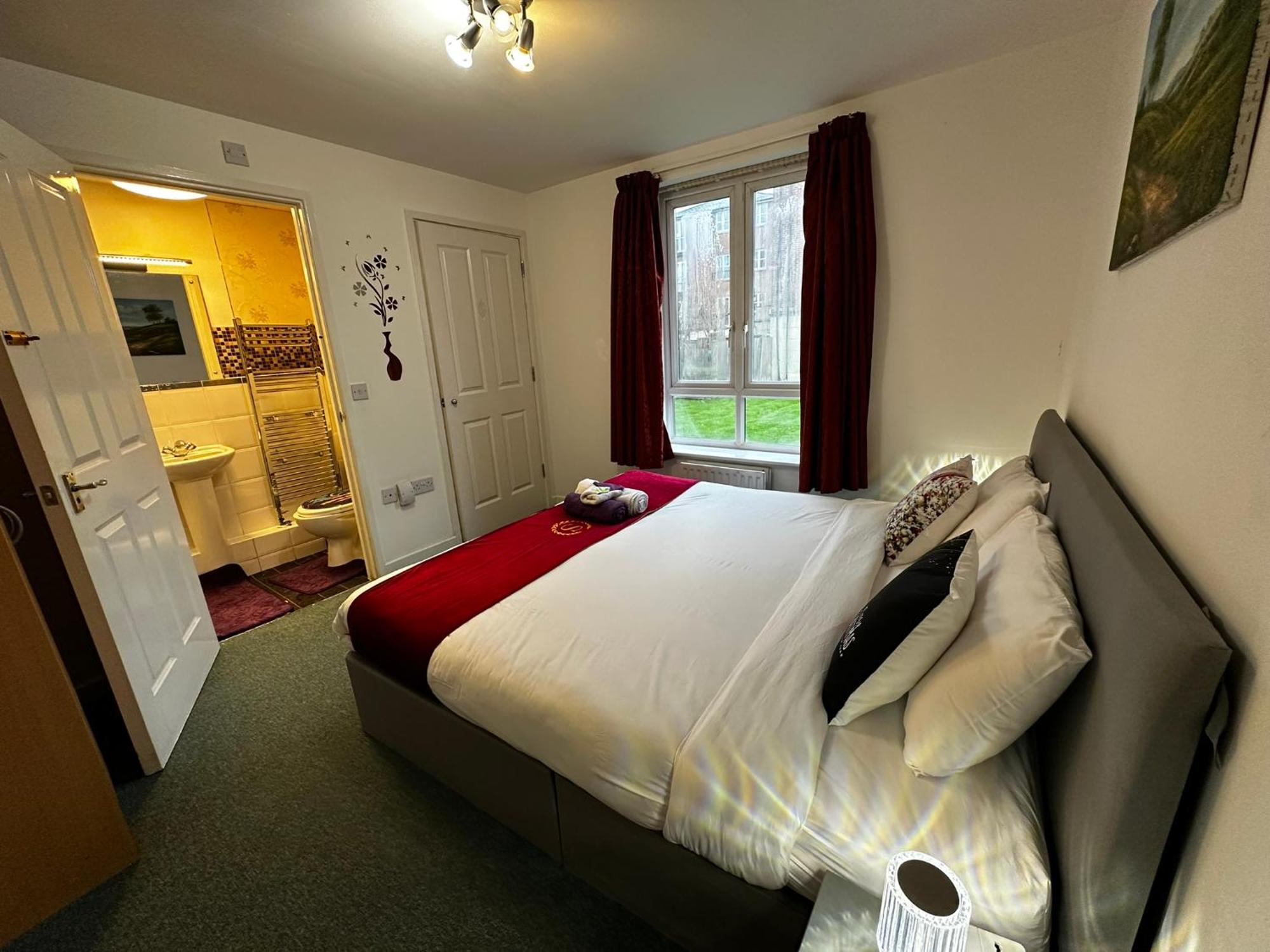 London 2 Bed 2 Bath Apartment Holiday Home - Free Parking - 3Min Walk To The Train Station - 19Min To London Liverpool Street 5Min To Victoria Line 1Gb Broadband Super Fast Internet Ground Floor 100S Of Shops Restaurants Bakeries 24-Hour Asda Superst 외부 사진