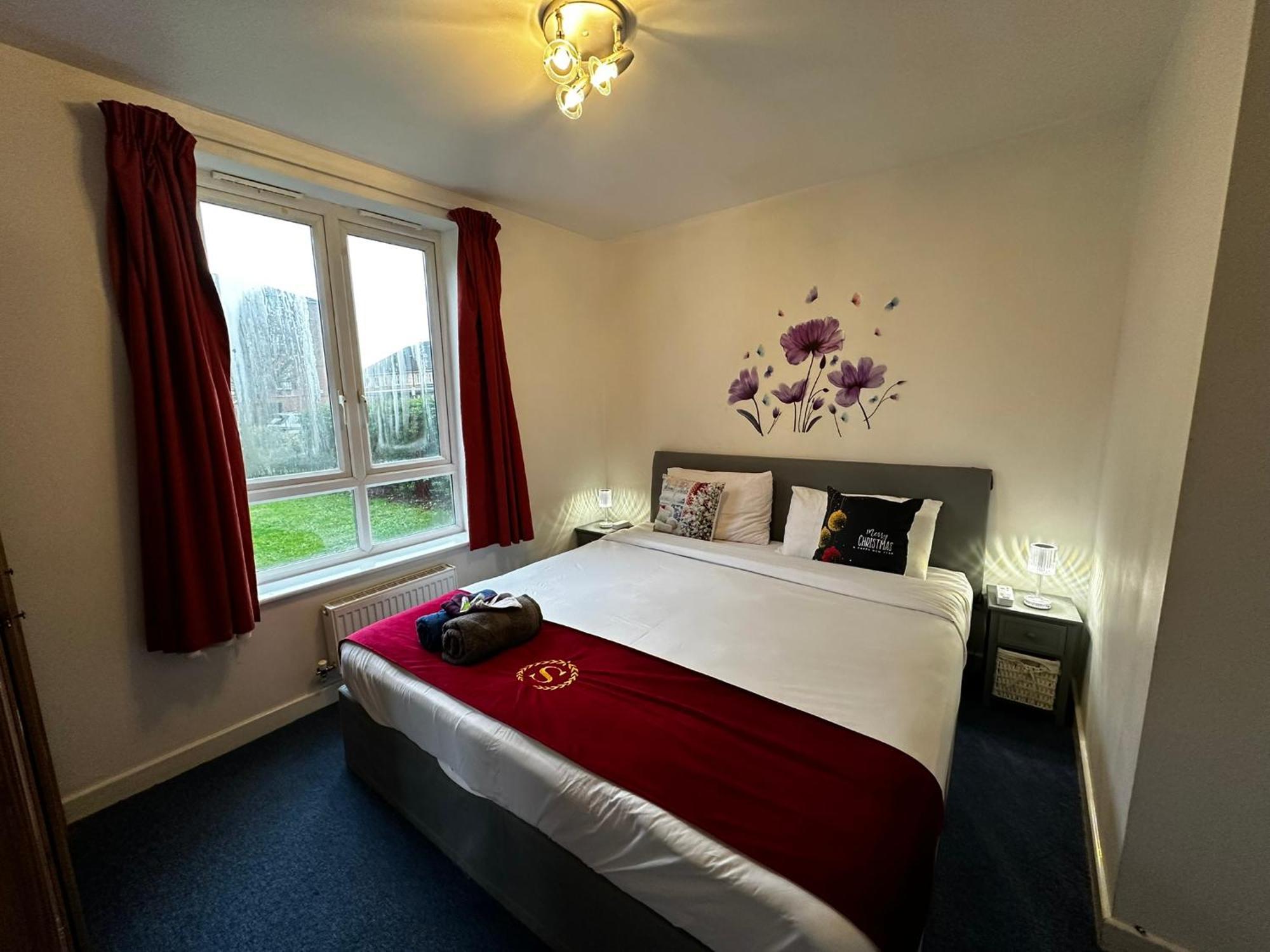 London 2 Bed 2 Bath Apartment Holiday Home - Free Parking - 3Min Walk To The Train Station - 19Min To London Liverpool Street 5Min To Victoria Line 1Gb Broadband Super Fast Internet Ground Floor 100S Of Shops Restaurants Bakeries 24-Hour Asda Superst 외부 사진