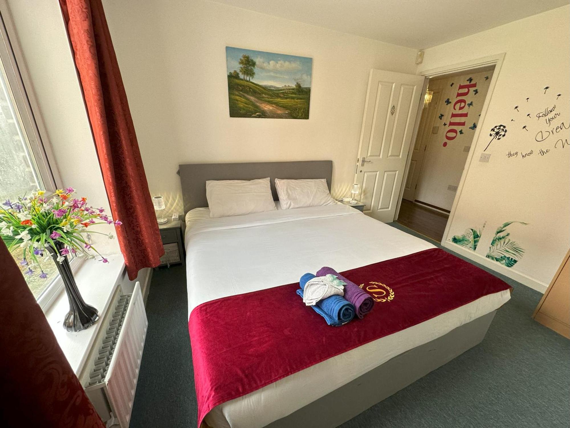London 2 Bed 2 Bath Apartment Holiday Home - Free Parking - 3Min Walk To The Train Station - 19Min To London Liverpool Street 5Min To Victoria Line 1Gb Broadband Super Fast Internet Ground Floor 100S Of Shops Restaurants Bakeries 24-Hour Asda Superst 외부 사진