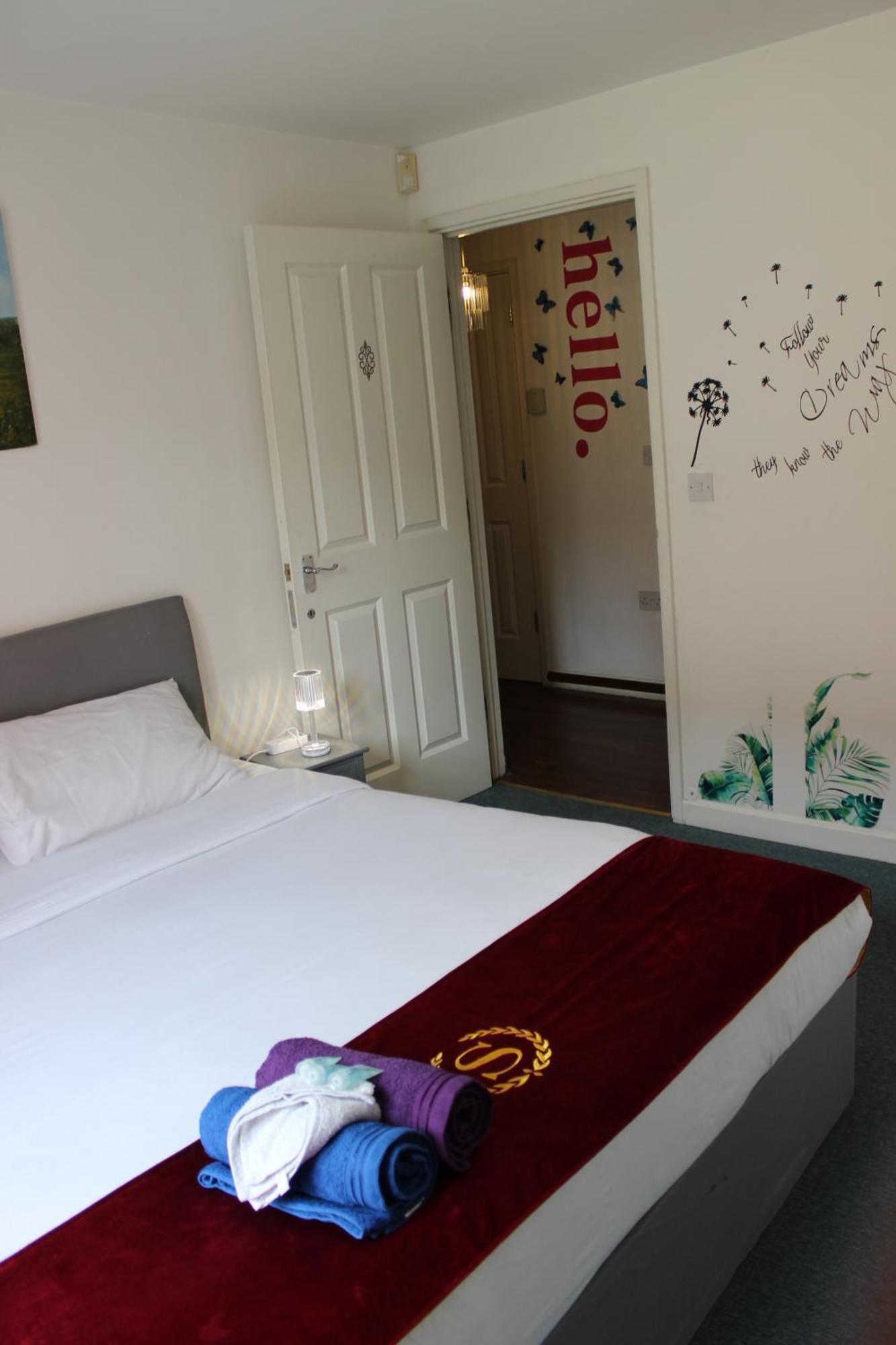 London 2 Bed 2 Bath Apartment Holiday Home - Free Parking - 3Min Walk To The Train Station - 19Min To London Liverpool Street 5Min To Victoria Line 1Gb Broadband Super Fast Internet Ground Floor 100S Of Shops Restaurants Bakeries 24-Hour Asda Superst 외부 사진