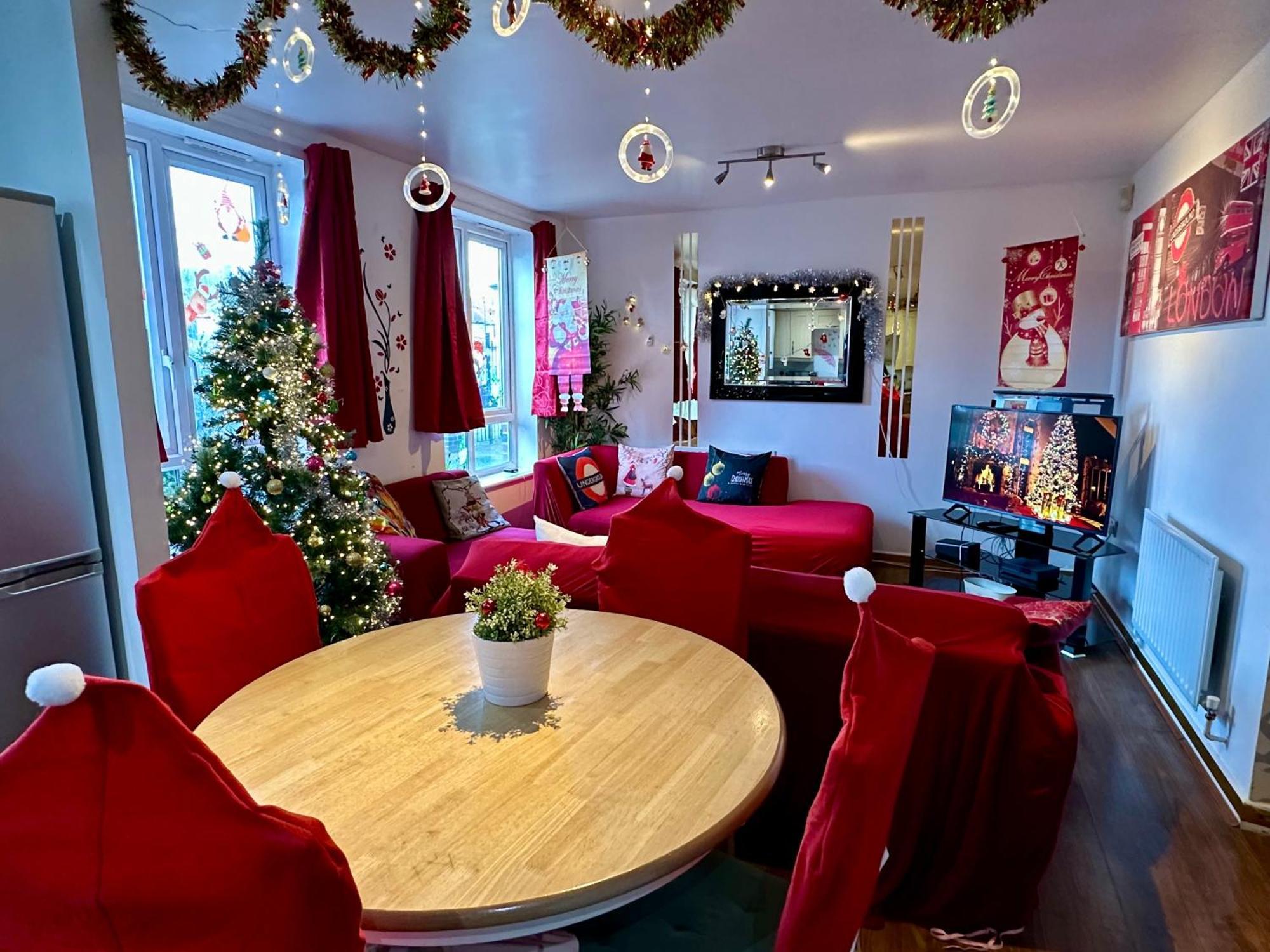 London 2 Bed 2 Bath Apartment Holiday Home - Free Parking - 3Min Walk To The Train Station - 19Min To London Liverpool Street 5Min To Victoria Line 1Gb Broadband Super Fast Internet Ground Floor 100S Of Shops Restaurants Bakeries 24-Hour Asda Superst 외부 사진