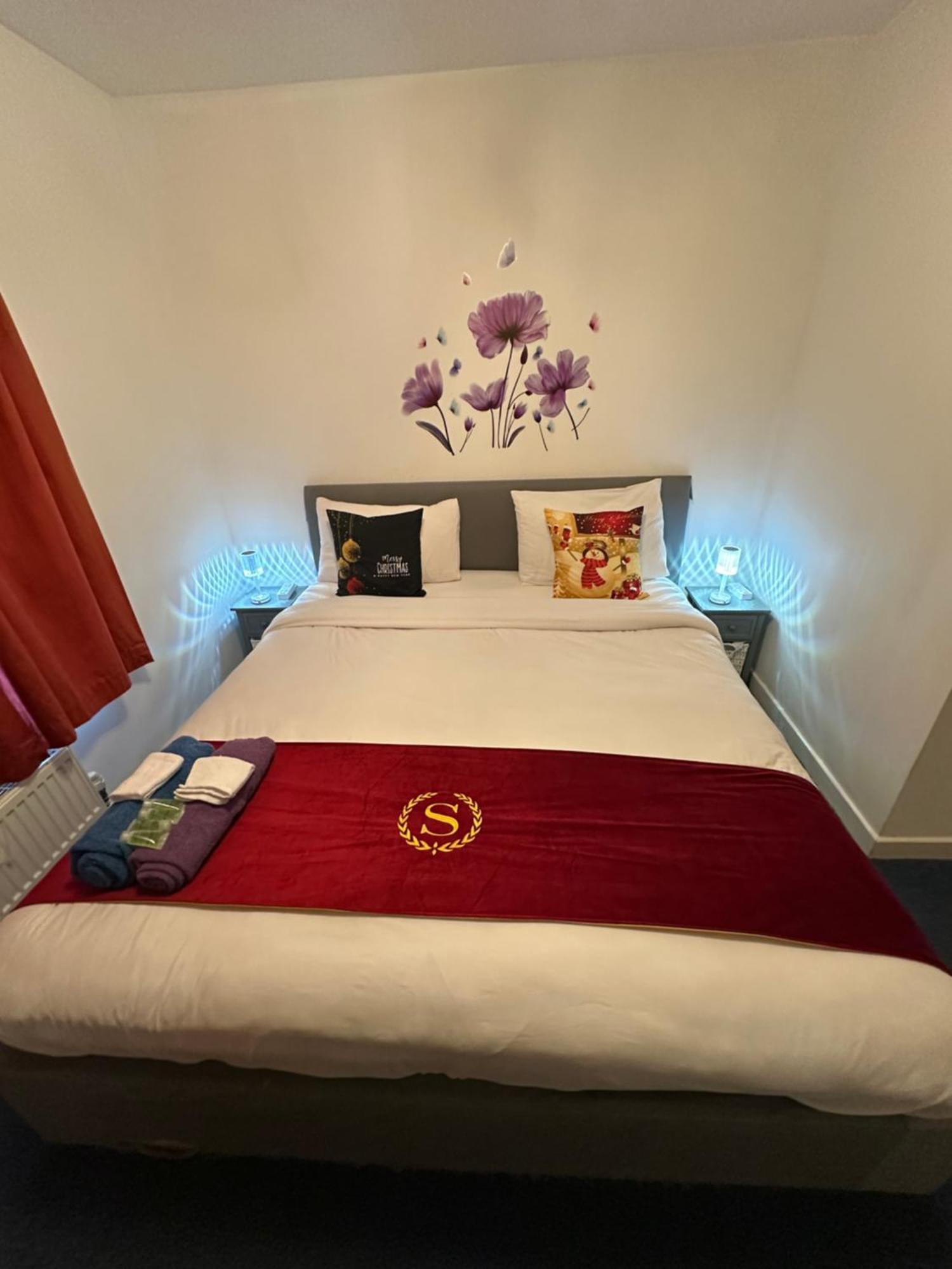 London 2 Bed 2 Bath Apartment Holiday Home - Free Parking - 3Min Walk To The Train Station - 19Min To London Liverpool Street 5Min To Victoria Line 1Gb Broadband Super Fast Internet Ground Floor 100S Of Shops Restaurants Bakeries 24-Hour Asda Superst 외부 사진
