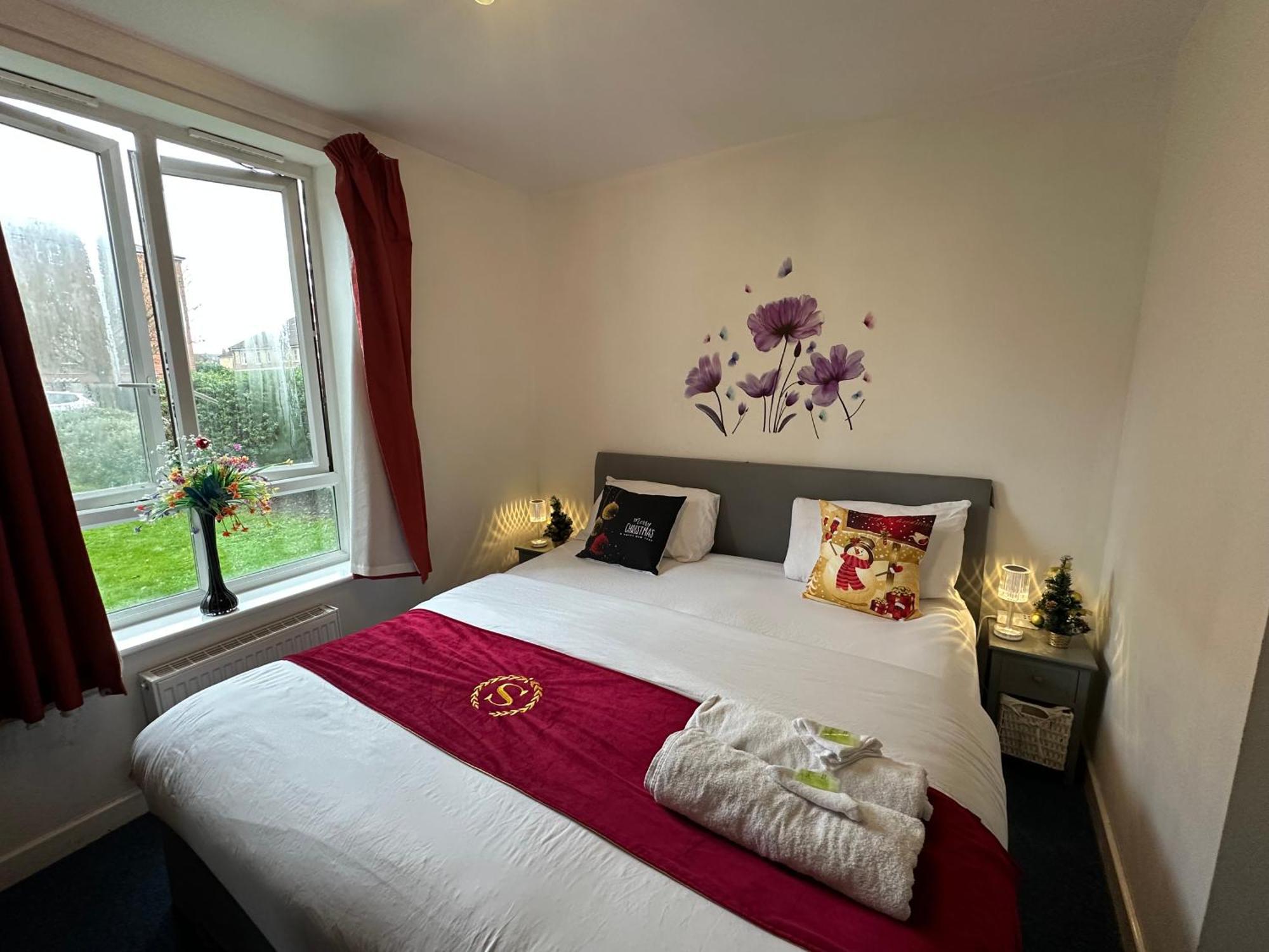 London 2 Bed 2 Bath Apartment Holiday Home - Free Parking - 3Min Walk To The Train Station - 19Min To London Liverpool Street 5Min To Victoria Line 1Gb Broadband Super Fast Internet Ground Floor 100S Of Shops Restaurants Bakeries 24-Hour Asda Superst 외부 사진