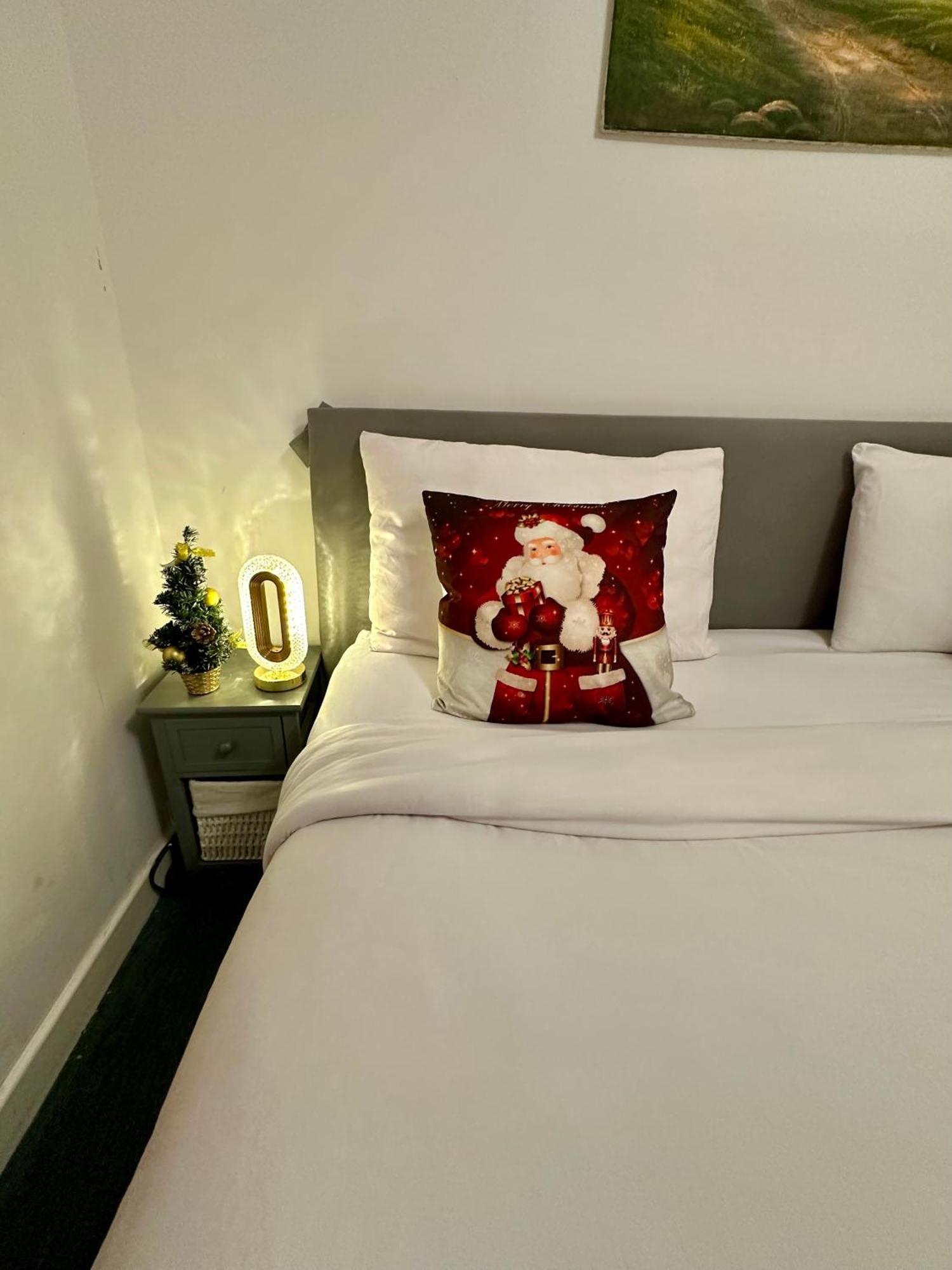 London 2 Bed 2 Bath Apartment Holiday Home - Free Parking - 3Min Walk To The Train Station - 19Min To London Liverpool Street 5Min To Victoria Line 1Gb Broadband Super Fast Internet Ground Floor 100S Of Shops Restaurants Bakeries 24-Hour Asda Superst 외부 사진