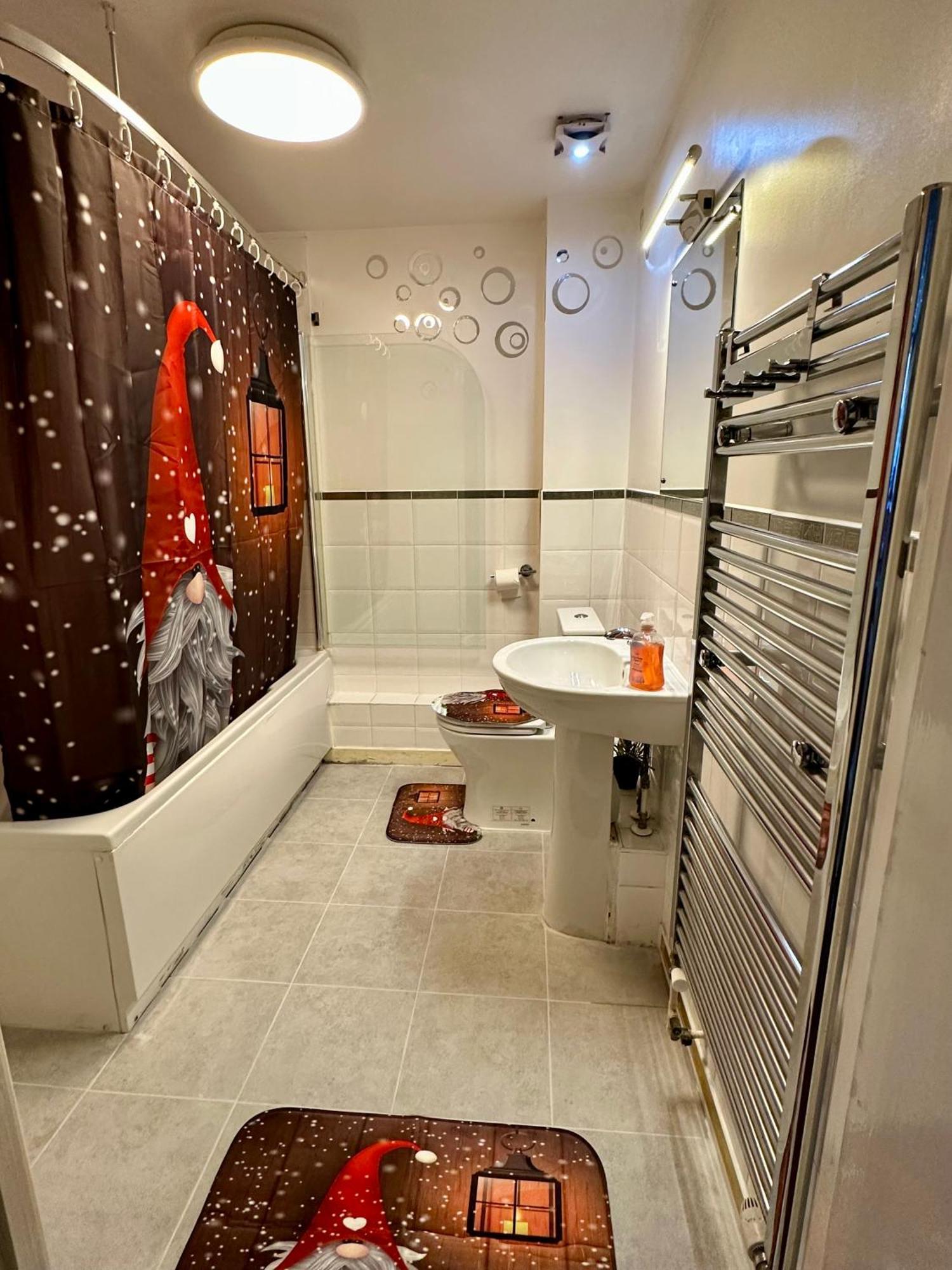 London 2 Bed 2 Bath Apartment Holiday Home - Free Parking - 3Min Walk To The Train Station - 19Min To London Liverpool Street 5Min To Victoria Line 1Gb Broadband Super Fast Internet Ground Floor 100S Of Shops Restaurants Bakeries 24-Hour Asda Superst 외부 사진