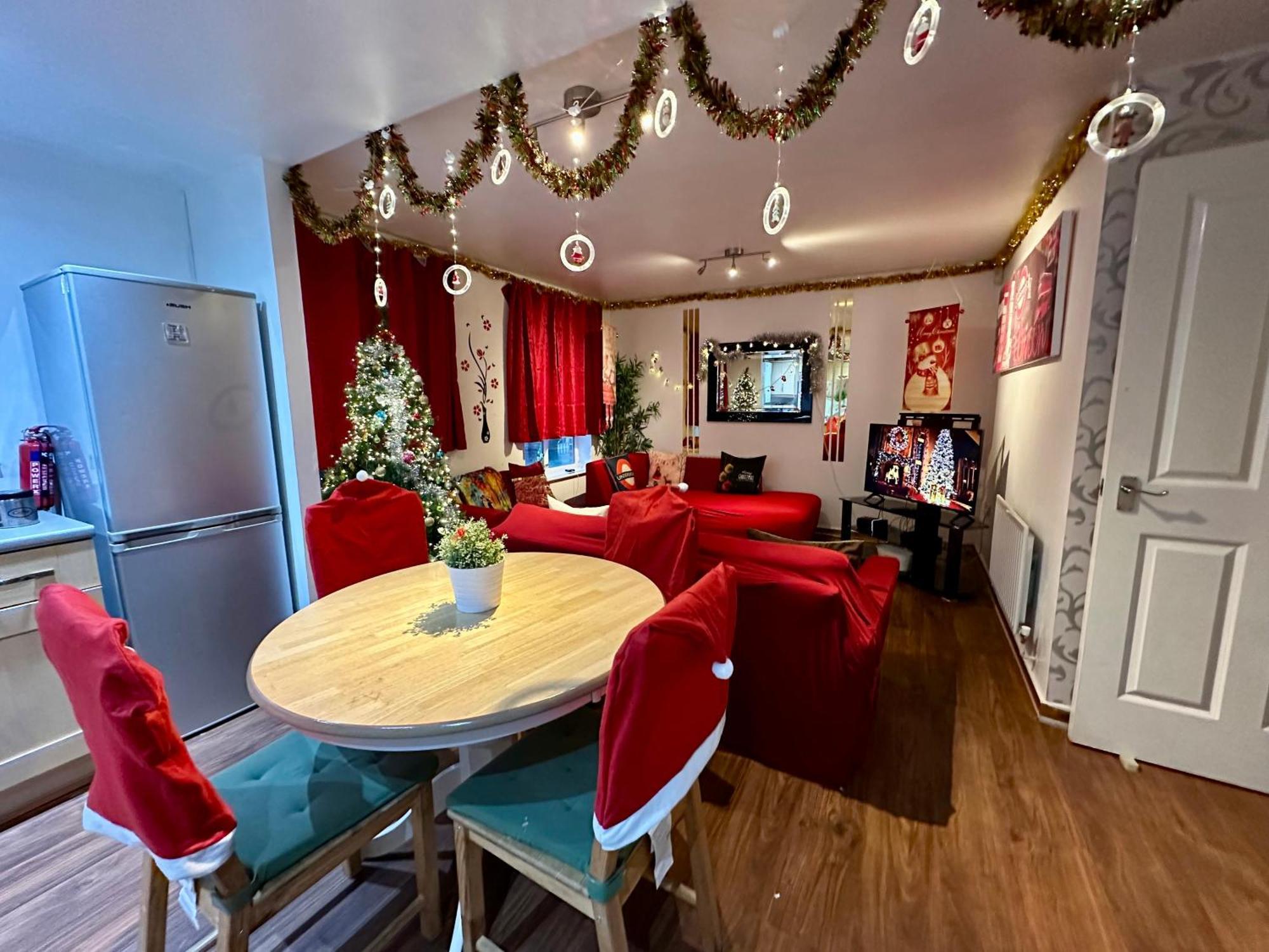 London 2 Bed 2 Bath Apartment Holiday Home - Free Parking - 3Min Walk To The Train Station - 19Min To London Liverpool Street 5Min To Victoria Line 1Gb Broadband Super Fast Internet Ground Floor 100S Of Shops Restaurants Bakeries 24-Hour Asda Superst 외부 사진