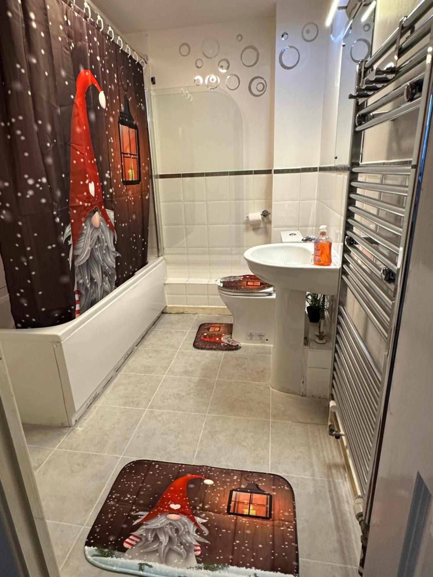 London 2 Bed 2 Bath Apartment Holiday Home - Free Parking - 3Min Walk To The Train Station - 19Min To London Liverpool Street 5Min To Victoria Line 1Gb Broadband Super Fast Internet Ground Floor 100S Of Shops Restaurants Bakeries 24-Hour Asda Superst 외부 사진