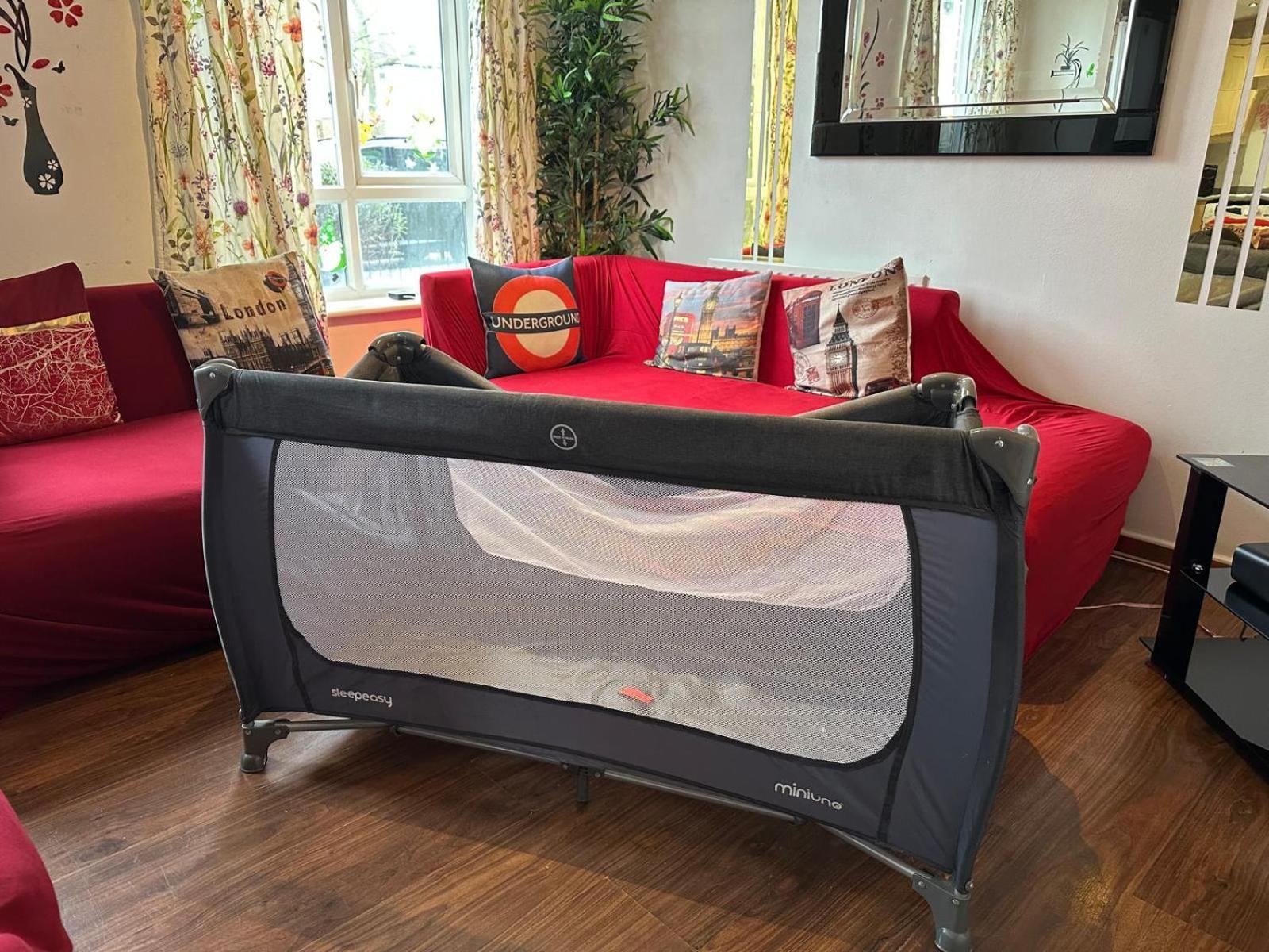 London 2 Bed 2 Bath Apartment Holiday Home - Free Parking - 3Min Walk To The Train Station - 19Min To London Liverpool Street 5Min To Victoria Line 1Gb Broadband Super Fast Internet Ground Floor 100S Of Shops Restaurants Bakeries 24-Hour Asda Superst 외부 사진